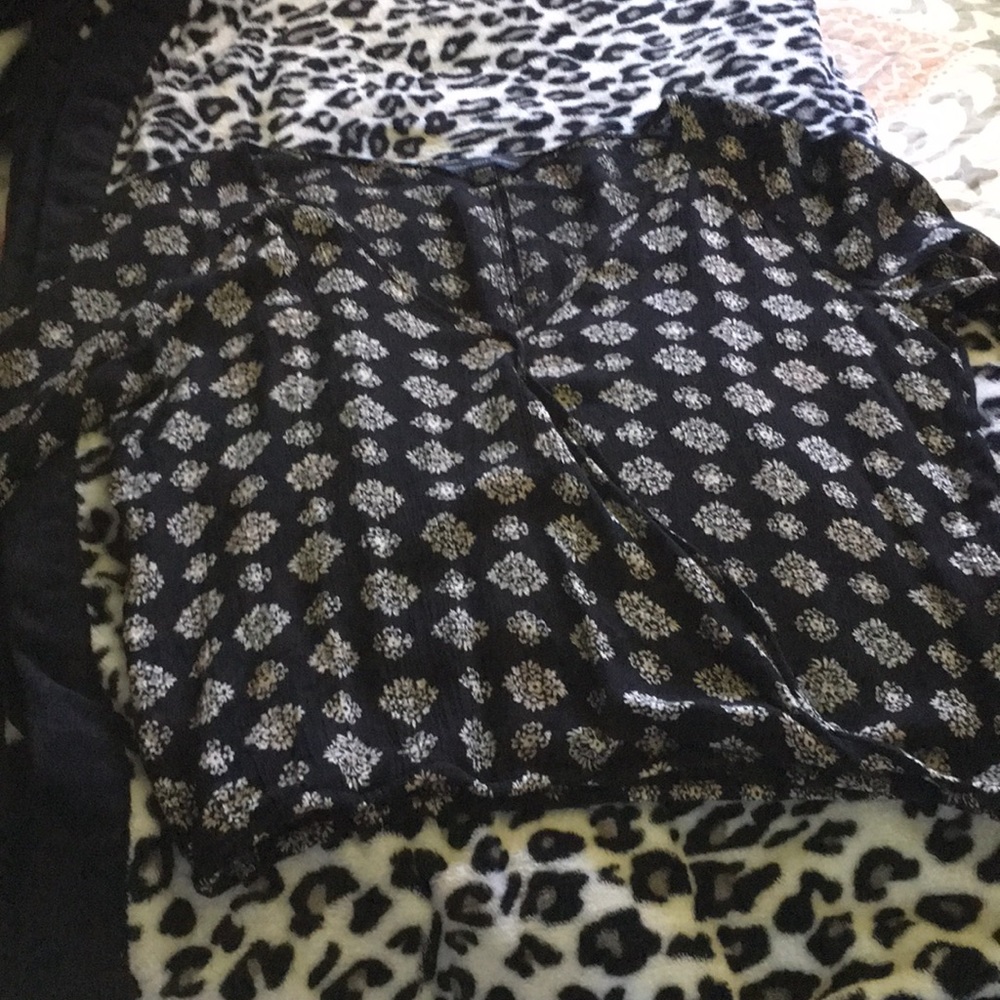 Semi cropped. Sleeve flare.